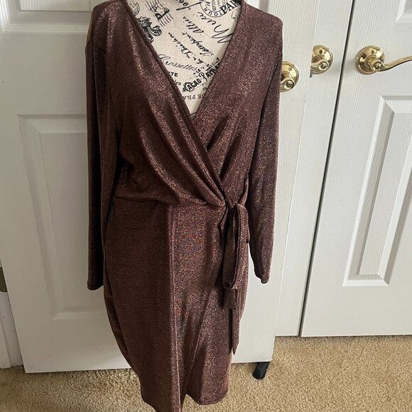 Stunning | Glamorous Metallic Wrap Dress Size | 1XL - Picture 5 of 6